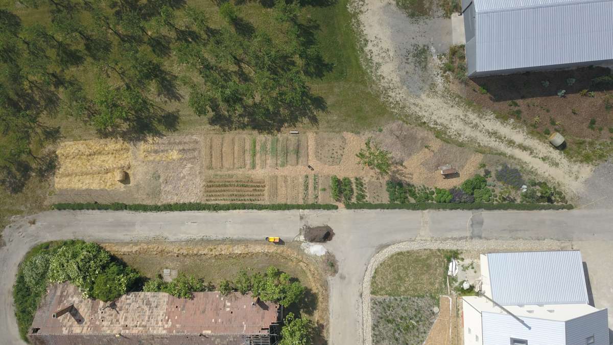 fotopohlad z dronu na zeleninovu a bylinkovu zahradu